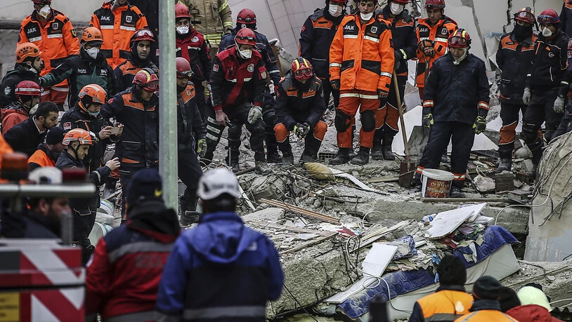 Nach dem Hauseinsturz in Istanbul werden weitere Verschüttete unter den Trümmern vermutet - 13 Menschen wurden bisher gerettet, drei weitere konnten nur noch tot geborgen werden.