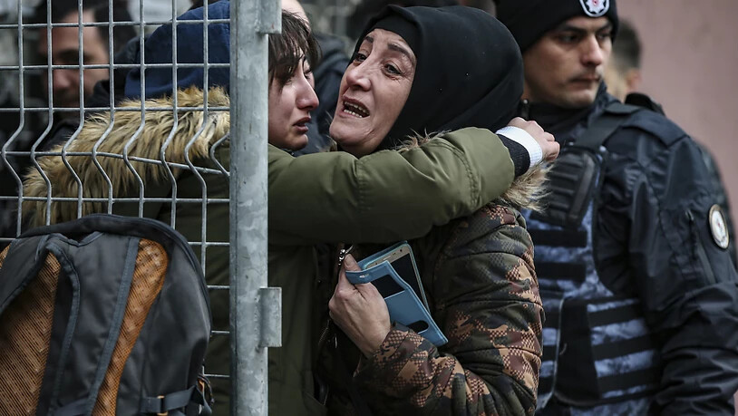 Angehörige bangen nach dem Hauseinsturz in Istanbul um noch vermisste Personen.