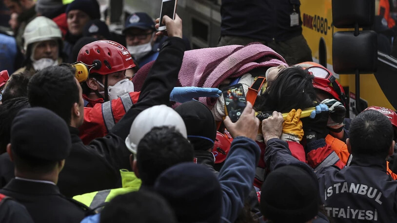 Ein fünfjähriges Mädchen lag nach dem Hauseinsturz in Istanbul im Schutt unter einem grossen Zementbrocken und wurde von den Rettungskräften befreit.