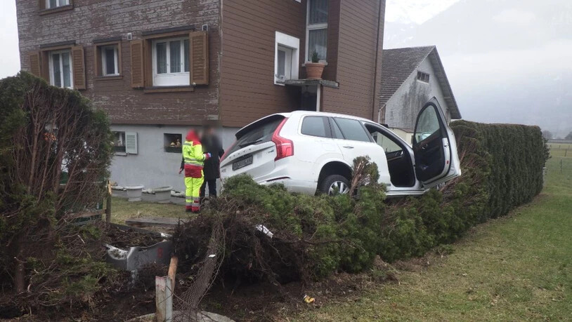 Statt an der Zapfsäule endete ein Auto in Altdorf auf einem Gartenhag.