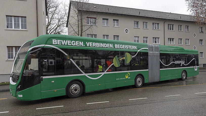 Der erste Elektro-Gelenkbus der Basler Verkehrs-Betriebe (BVB) wird ab Freitag im regulären Fahrgastbetrieb eingesetzt. Ab 2027 sollen auf dem Netz der BVB nur noch Elektrobusse verkehren. (KEYSTONE/Georgios Kefalas)