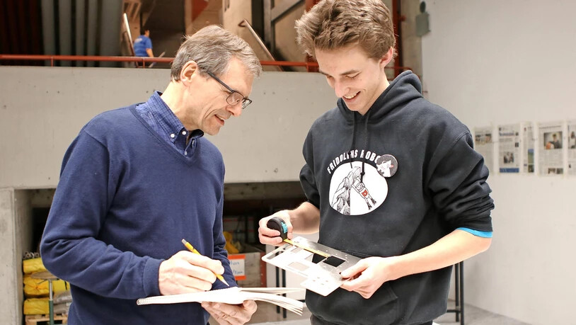 Der erfahrene Mentor: Jakob Marti (links) unterstützt mit seinem Fachwissen die Jugendlichen beim Planen und Bauen des Wettkampf-Roboters.
