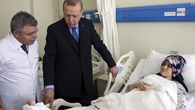 Der türkische Staatspräsident Recep Tayyip Erdogan besuchte am Samstag zunächst den Unglücksort und später einige der Opfer in einem Krankenhaus.