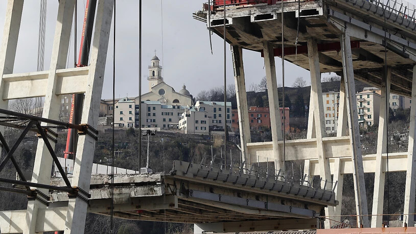 Am Samstag ist ein erstes Teilstück der eingestürzten Morandi-Brücke in Genua demontiert worden.