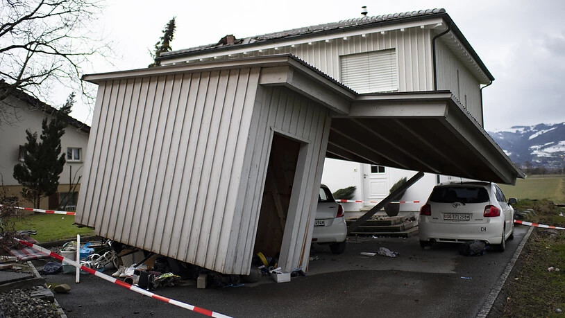 Die Schäden in Montlingen SG nach dem Sturm "Uwe" wurden erst am Montag ersichtlich. Laut der St. Galler Kantonspolizei wurden bis zu 20 Häuser beschädigt, zwei davon seien unbewohnbar.