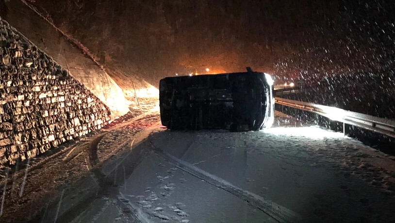 In Schluein kam ein Auto auf der schneebedeckten Strasse ins Rutschen.