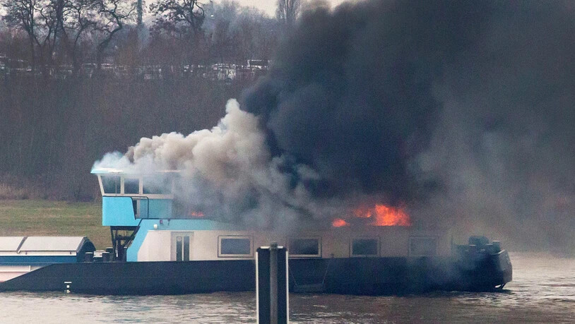 Feuer auf dem Rhein: Das mit Kohle beladene Frachtschiff bei Duisburg.