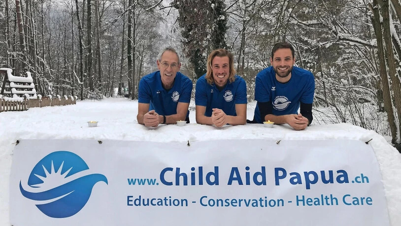 Jonas Müller (Mitte) kann mit seinem Verein Child Aid Papua auch dank grosszügigen Glarnern ein neues Lernzentrum bauen.