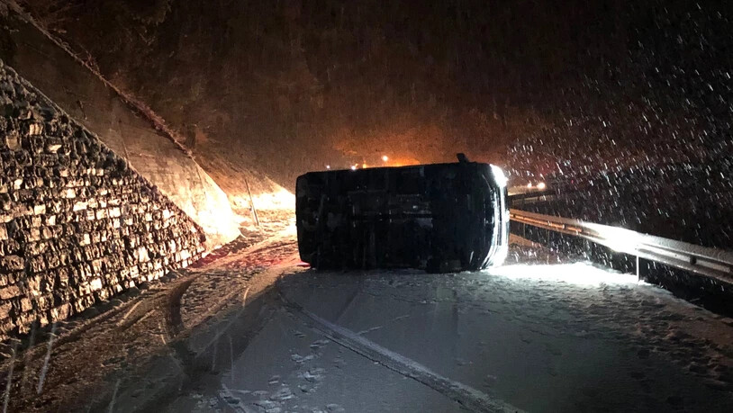 Bei einem Verkehrsunfall in Schluein kippte ein Auto auf der schneebedeckten Strasse.
