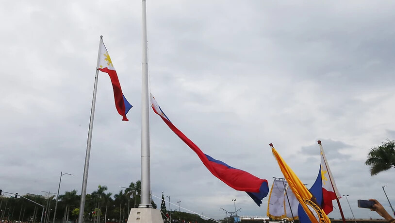 Philippinische Flaggen im Wind: ob auch sie erneuert würden, falls die Philippinen in Maharlika umgetauft würden, ist offen. Die Umbenennung, die Präsident Duterte gerne möchte, stösst nicht gerade auf Begeisterung im Land.