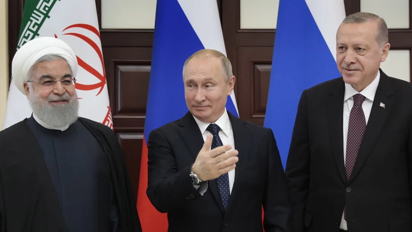 Russlands Präsident Wladimir Putin (Mitte) fordert am Syrien-Gipfel in Sotschi die USA auf, die Truppen rasch aus Syrien abzuziehen. Am Gipfel vereinbarte er mit dem türkischen  Staatschef Recep Tayyip Erdogan (rechts) und Irans Präsident Hassan Ruhani,…
