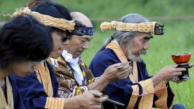 Das Volk der Ainu ist auf Hokkaido zuhause, der nördlichsten und zweitgrössten Insel Japans. Einer Studie aus dem Jahr 2017 zufolge leben noch 12'300 Ainu in Japan.
