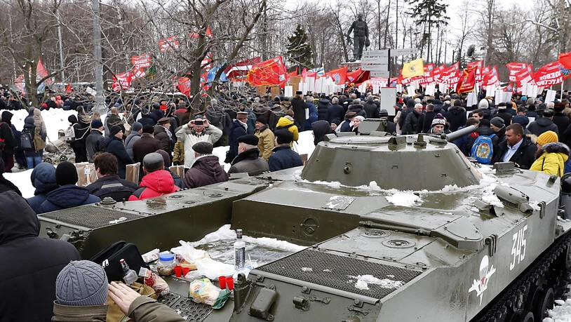 Mit Panzer und roten Fahnen: Hunderte Veteranen gedachten am Freitag in Moskau des Abzugs der Sowjetarmee aus Afghanistan vor 30 Jahren.