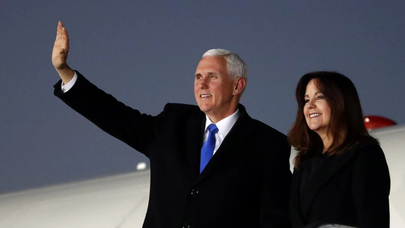 Der amerikanische Vizepräsident Mike Pence und seine Frau Karen beim Verlassen des Flugzeugs in München. Pence wird am Samstag an der Sicherheitskonferenz sprechen.