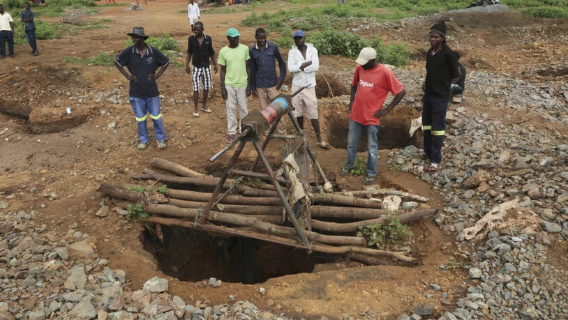 Minenarbeiter an einer der Eingänge, die überflutet wurden und offenbar dutzende illegal arbeitende Goldschürfer das Leben gekostet hat.