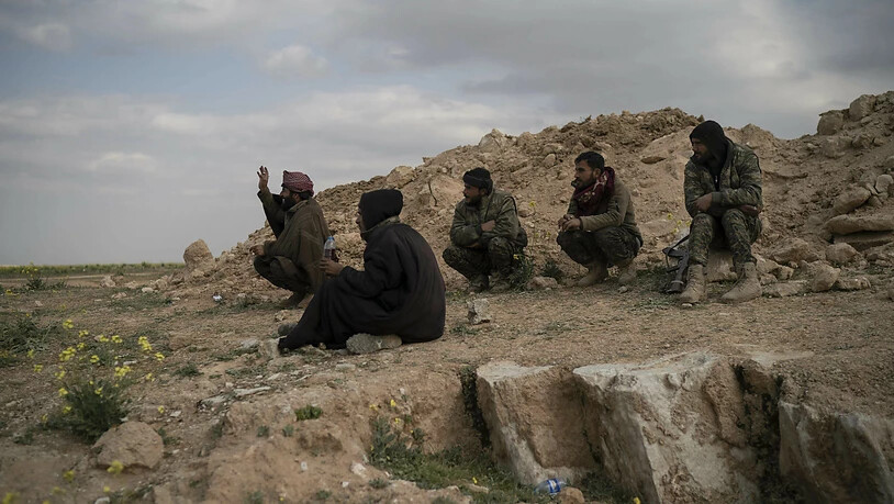 Kämpfer der Syrisch Demokratischen Kräfte an einem Hügel bei der Ortschaft Baghus. Sie versuchen, die letzte Bastion der Dschihadistenmiliz Islamischer Staat (IS) zu erobern.
