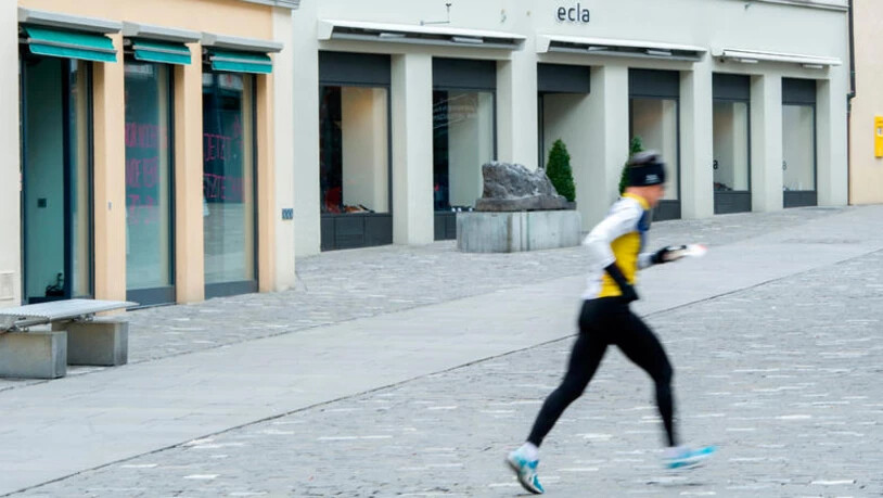 Eine Läuferin unterwegs über die Churer Poststrasse.