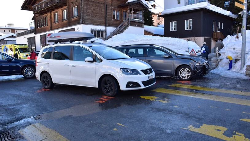 Eine Kollision in Davos Dorf fordert mehrere Verletzte.