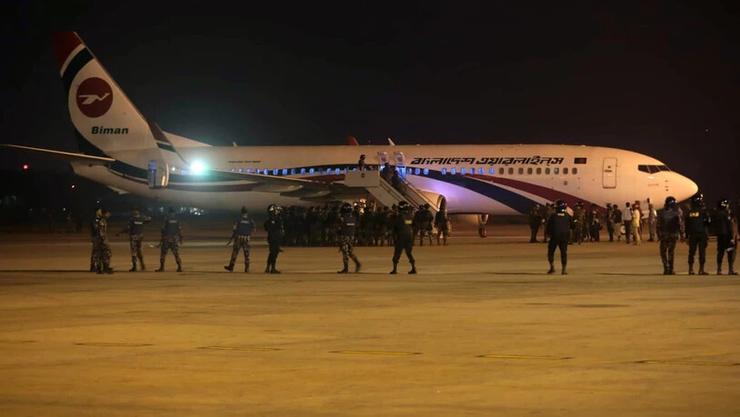 Spezialkräfte der Armee und der Polizei umstellen auf dem Flughafen von Chittagong in Bangladesch ein entführtes Flugzeug.