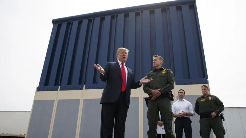 US-Präsident Donald Trump bei der Besichtigung von Prototypen für eine Grenzmauer. (Archivbild)