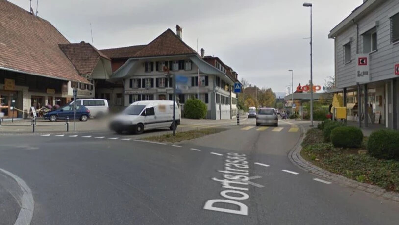 Der Brand ereignete sich an der Grosshöchstettener Dorfstrasse, die an diesem Kreisel im Dorfzentrum beginnt.