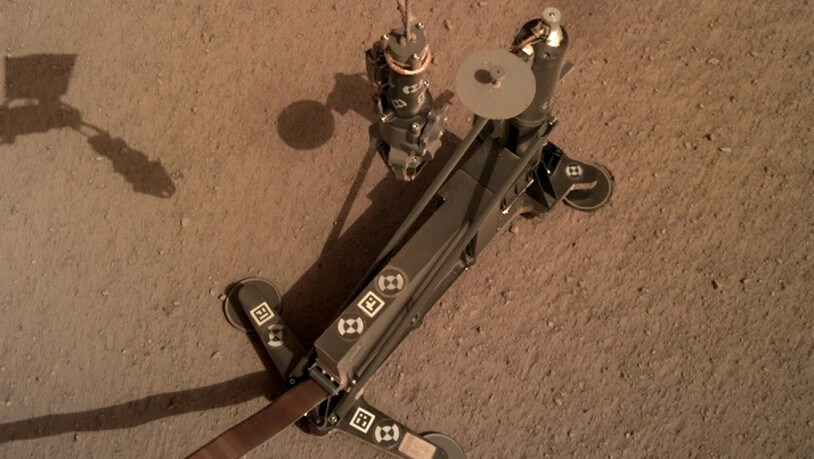 Mit tausenden Hammerschlägen gräbt der Mars-Roboter HP3 Zentimeter um Zentimeter ein Loch in den Untergrund des Roten Planeten. Ziel des Experiments ist die Messung des Wärmestroms aus dem Marsinneren.