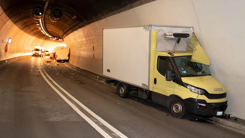 Im Viamala-Tunnel ist ein Lieferwagen mit einem Wohnmobil kollidiert.