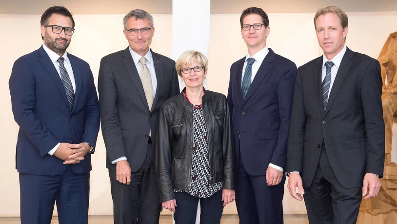 Jan Koch, Präsident Michael Pfäffli, Beatrice Baselgia, Livio Zanetti  und Walter Grass bei ihrer Einsetzung. OLIVIA ITEM