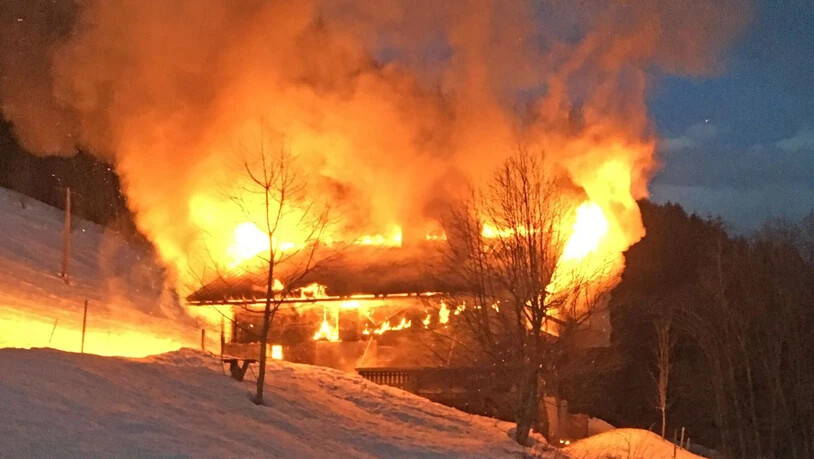 Bei Ankunft der Feuerwehr stand das Chalet bereits vollständig in Flammen. Das Haus war laut Polizeiangaben unbewohnt.