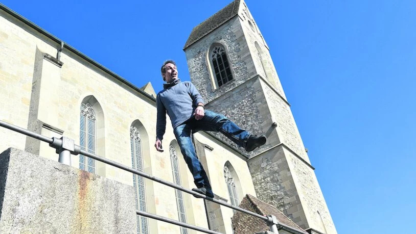 Dieser Kirchturm  ist das Ziel: Für Seiltänzer  Freddy Nock (54) ist der Balanceakt in Rapperswil  ein Kinderspiel.