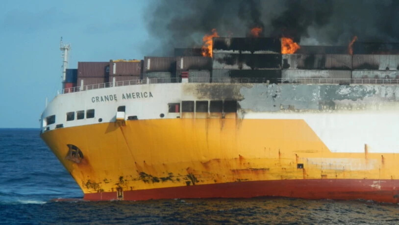Das gesunkene Schiff "Grande America" hatte Gefahrengut und Öl geladen. EPA/ABEILLE BOURBON / MARINE NATIONALE / HANDOUT HANDOUT EDITORIAL USE ONLY/NO SALES