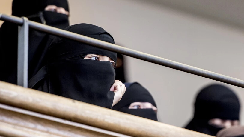 Der Bundesrat will Burka und Nikab nicht verbieten. Er lehnt die Initiative "Ja zum Verhüllungsverbot" ab, will aber gesetzliche Regeln erlassen. (Themenbild)