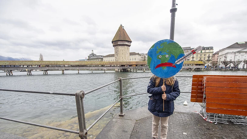 Eine Schülerin in Luzern im Klimastreik.