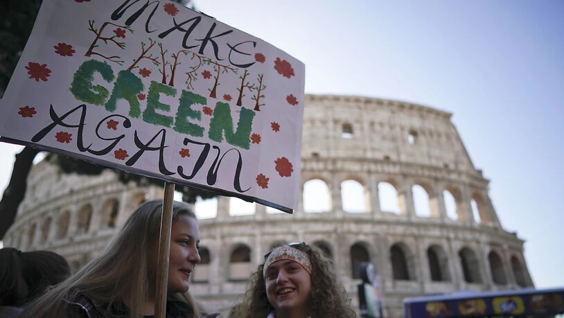 In Rom demonstrierten Jugendliche vor dem Kolosseum für den Klimaschutz.