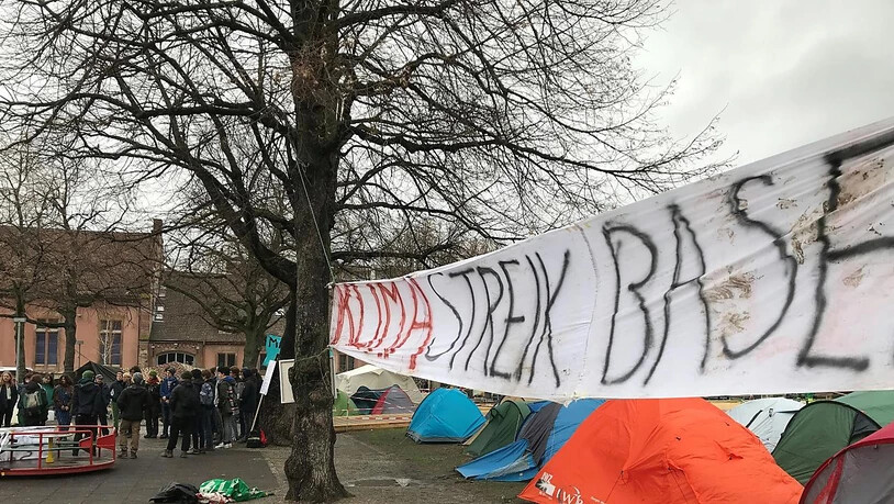 In Basel sind die jungen Leute für den Klimaschutz nicht nur auf die Strasse gegangen. Schon am Donnerstag haben sie das Kasernenareal besetzt und dort ein Klimacamp errichtet. Rund 50 Aktivistinnen und Aktivisten haben die Nacht auf Freitag im Zelt…