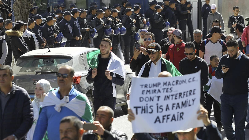 Am vierten Freitag in Folge gehen die Massenprotesten gegen die Regierung in Algerien weiter.