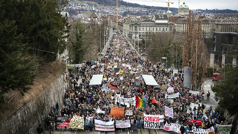 Auch in Bern zogen Tausende durch die Strassen, um ihren Forderungen für besseren Klimaschutz Nachdruck zu verleihen
