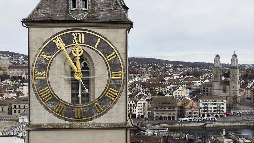 Aus Solidarität mit den Streikenden blieben die Zeiger der grössten Kirchenuhr Europas, der St. Peterskirche in Zürich, um fünf vor zwölf stehen.