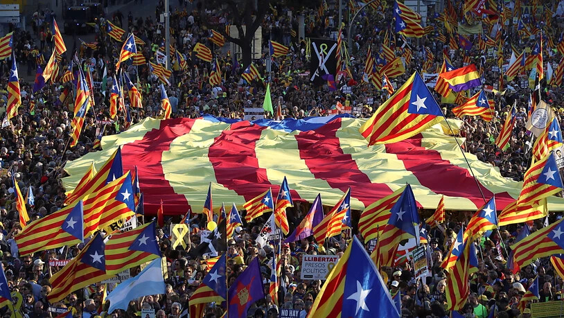 Katalanisches Fahnenmeer in Madrid: die Proteste gegen das Gerichtsverfahren gegen zwölf katalanische Separatistenführer hat am Samstag Madrid erreicht.