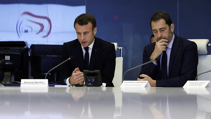 Frankreichs Präsident Emmanuel Macron (Links) mit Innenminster Christophe Castaner bei einem Krisentreffen nach massiver Gewalt bei den jünsten "Gelbwesten"-Protesten.