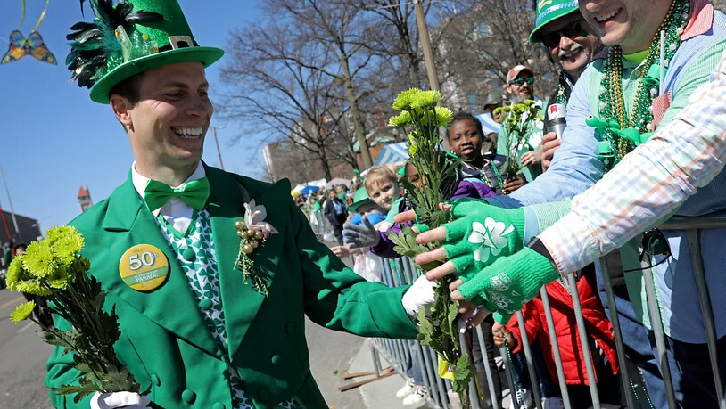Mit Paraden und zahlreichen Aktionen haben Iren und Freunde der irischen Kultur weltweit den Nationalheiligen Patrick gefeiert.