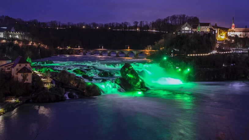 Der Rheinfall in Schaffhausen ist am Samstag zum St. Patricks Day grün beleuchtet worden.