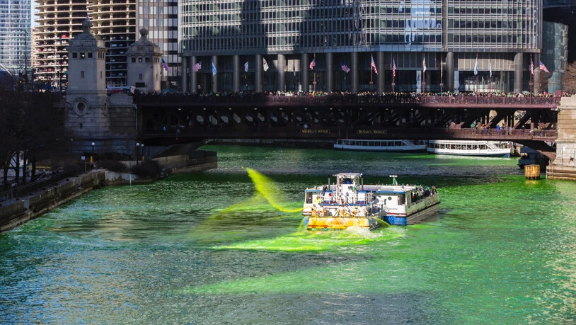 Der Chicago River wird jedes Jahr zum St. Patrick's Day grün eingefärbt.