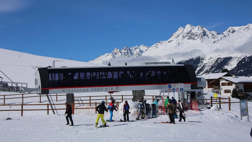 Im Skigebiet Obersaxen Mundauen wurden zwei neue Sesselbahnen eingeweiht.