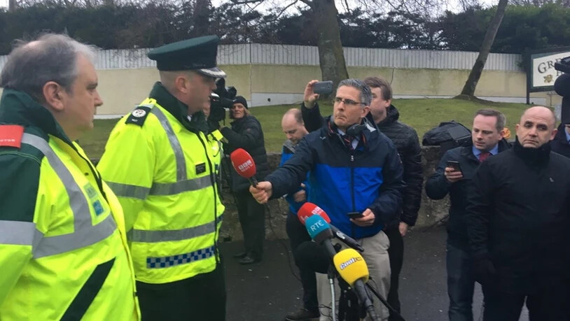Ein Polizeisprecher informiert die Medien über das Unglück mit drei Toten im nordirischen Cookstown.