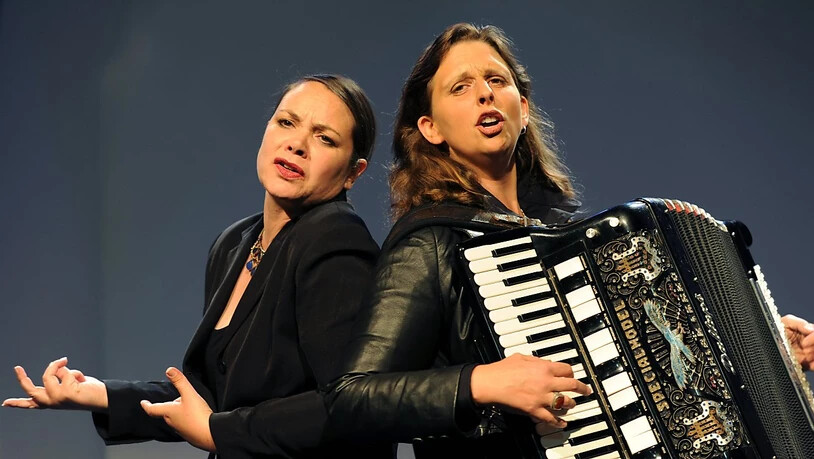 Nicole Knuth, links, und Olga Tucek, rechts, touren seit 2004 als Kabarett-Duo Knuth und Tucek durch den deutschsprachigen Raum. Jetzt werden sie dafür mit dem Schweizer Kleinkunstpreis 2019 geehrt. (Archivbild)