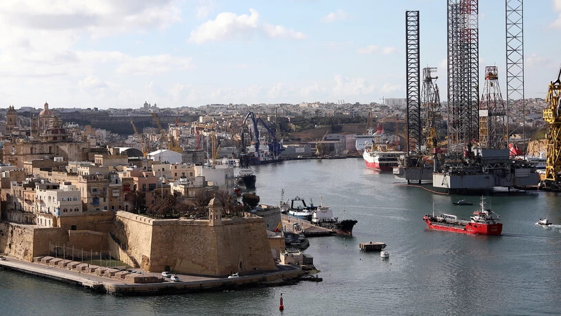 Der Frachter, der 108 Bootsflüchtlinge gerettet hat, wurde von Helikoptern und Militärschiffen in den Hafen von Maltas Hauptstadt Valletta eskortiert.