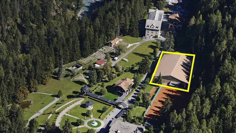 Die markierte Tennishalle beim Hotel Schweizerhof wird umgenutzt.