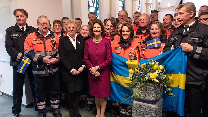 Königin Silvia von Schweden (in der Bildmitte im roten Kleid) hat am Mittwoch ein Altersheim im deutschen Niedersachsen besucht. Anlass für den Besuch waren die Verleihung eines Stipendiums an eine Pflegenachwuchskraft und der Besuch des Wohnbereichs …