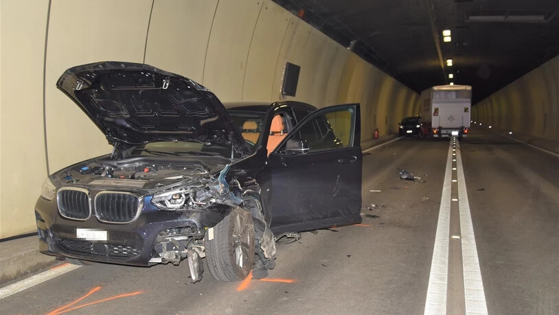Im San-Bernardino-Tunnel kollidieren ein Lieferwagen und zwei Autos. Eine Person wird verletzt.